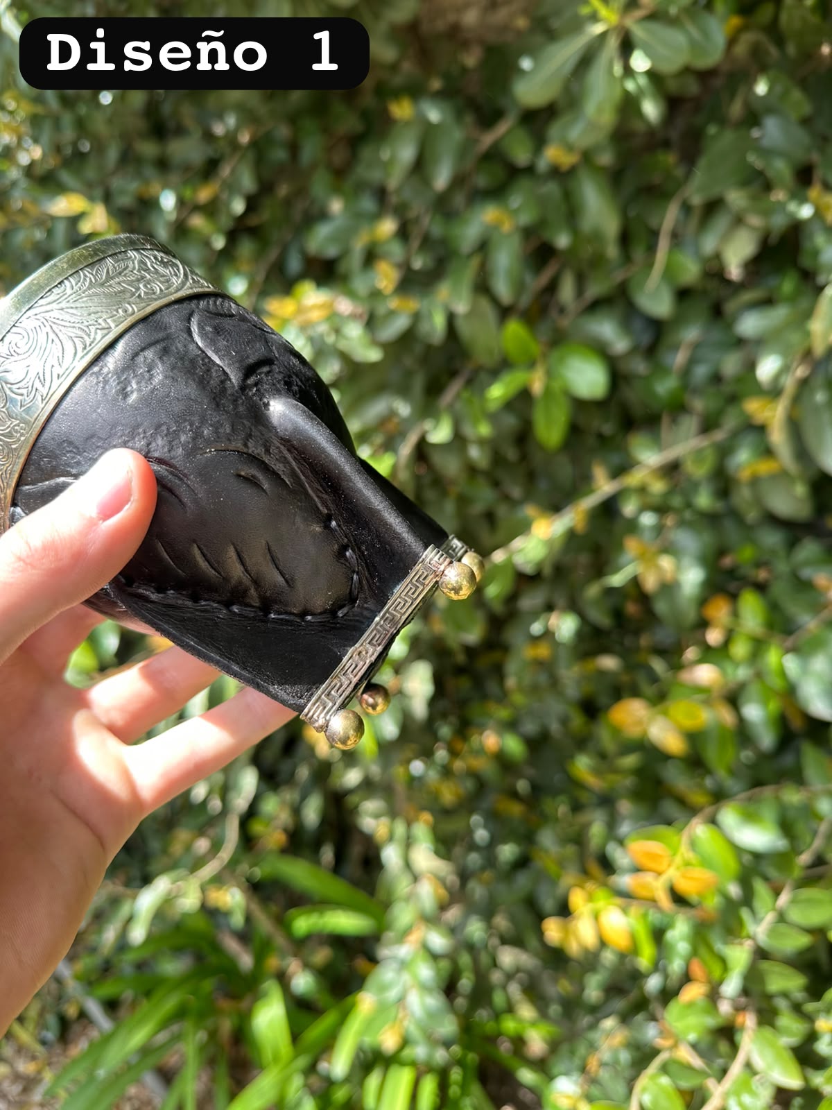 Mate Imperial Repujado Premium con Base y c/Bolitas Negro